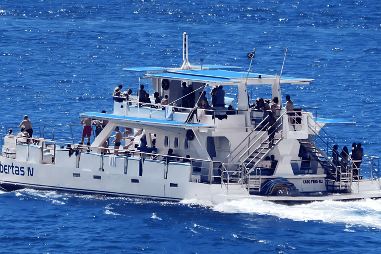 Rio de Janeiro: Exclusive catamaran ride and lunch included. Rio - Búzios Day Trip: exclusive catamaran ride and lunch included.