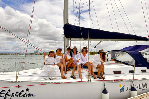 Gold Coast: Sunset Sailing Cruise incl food & drinks