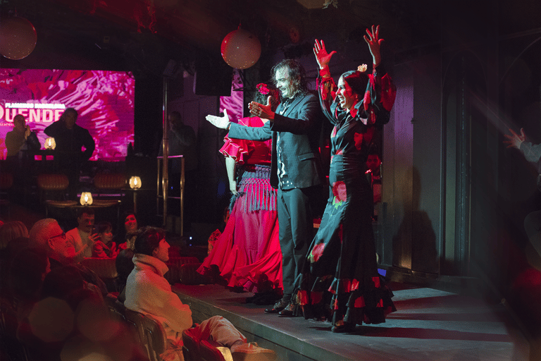 Barcelona: Espectáculo flamenco con bebida en La RamblaZona B