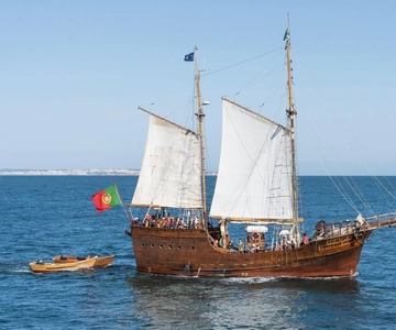 Portimão: Pirate Ship Cave Cruise