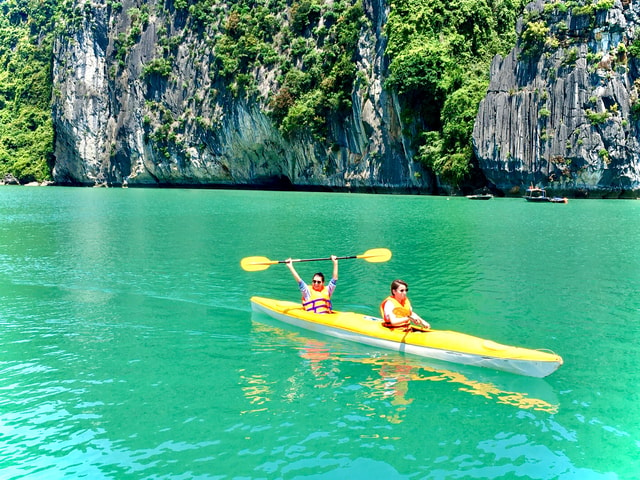 6 hours Ha Long Bay Group tour:Sung Sot-Ti Top-Kayaking