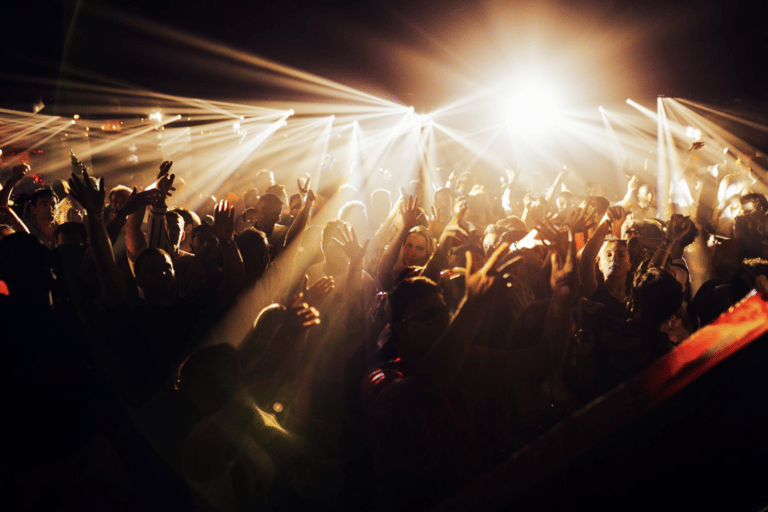 Kavos: Party Passport con 3 discoteche e feste in piscinaKavos: Pass per le feste con 3 discoteche e feste in piscina