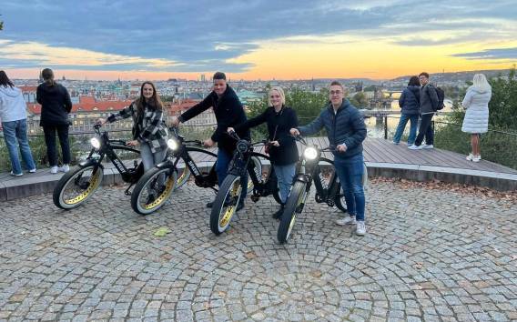 Prag Historisches & Aussichtspunkte Retro E-Bike Gruppentour