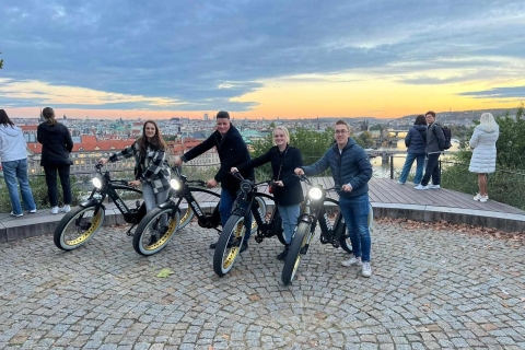 Praga Histórica y Puntos de Vista Recorrido en Grupo en Retro E-Bike