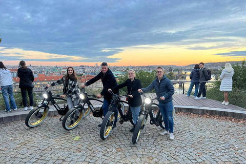 Praga Histórica y Puntos de Vista Recorrido en Grupo en Retro E-Bike