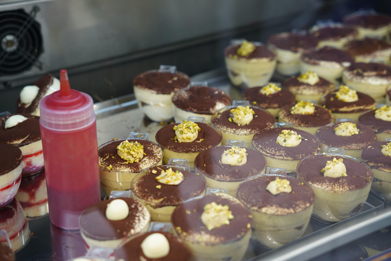 Rzym: Wycieczka po mieście Vespą ze zdjęciami i degustacją słodyczy