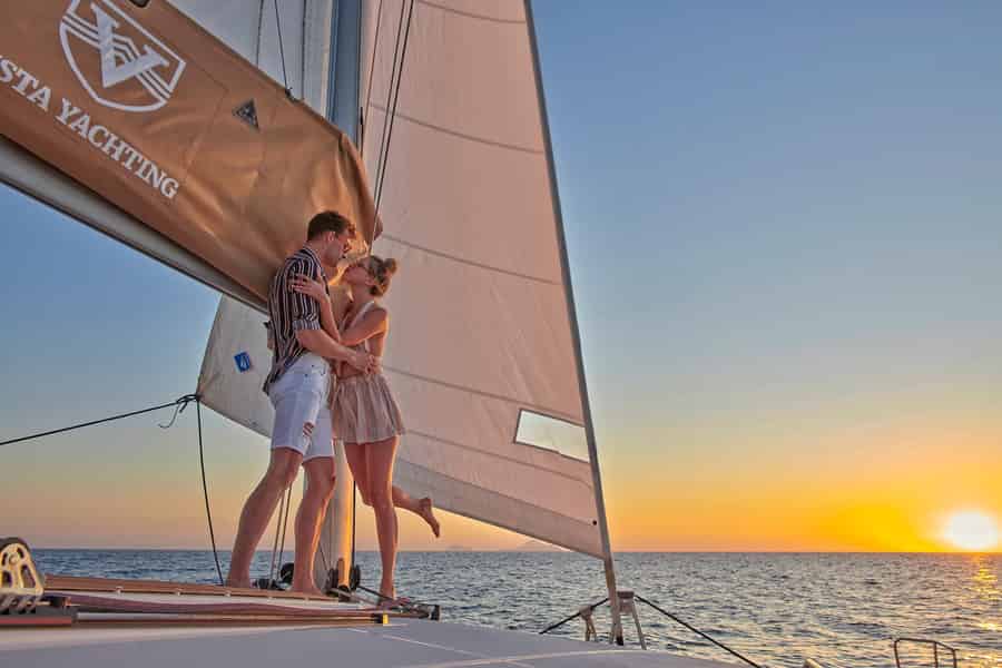 Santorin: Platin-Katamaran-Kreuzfahrt mit BBQ-Mahlzeit und offener Bar. Foto: GetYourGuide Santorin: Platin-Katamaran-Kreuzfahrt mit BBQ-Mahlzeit und offener Bar. Foto: GetYourGuide