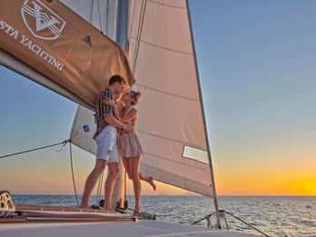 Santorini: Kryssning med platinakatamaran, BBQ-måltid och öppen bar