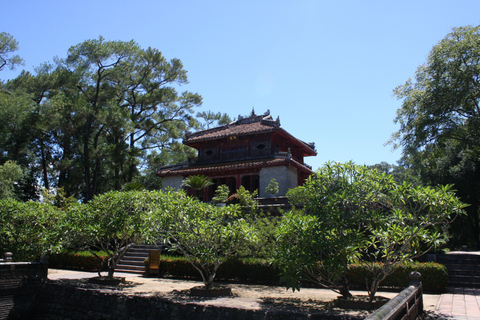 Hue: Cruise op de Parfumrivier met Thien Mu Pagode en Tomben