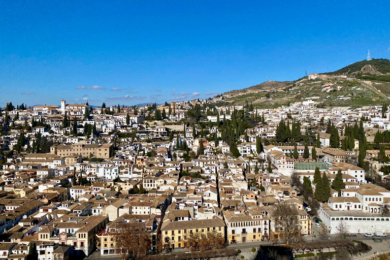 Essential Granada: Alhambra, Two Rivers, Three Worlds Essential Granada: Alhambra, Two Rivers, Three Worlds (E)