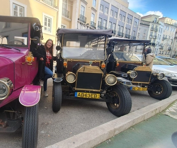 Lisbon: Private Sightseeing Tour in a Vintage Tuk Tuk