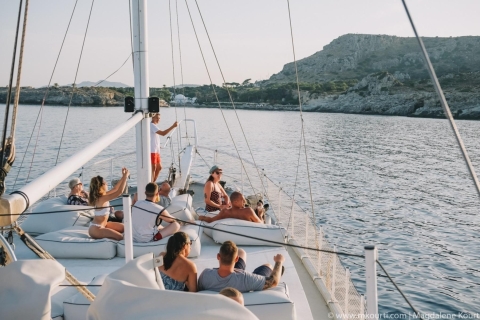 Rhodes : Tour en bateau avec plongée en apnée, baignade, déjeuner et boissonsVisite du vieux port de Mandraki