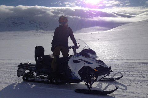 Abisko: Sneeuwscooter slee-expeditie met snack en warm drankjeAbisko: sneeuwscooter-slee-expeditie met snack en warme drank