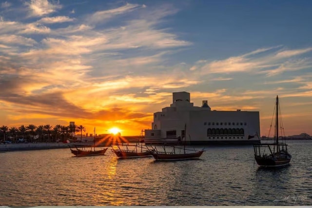 Qatar: Guided Skyline Traditional Dhow with Refreshments