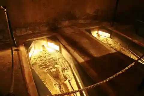 Antigua: Crypts and Convents Mysteries Guided Walking Tour