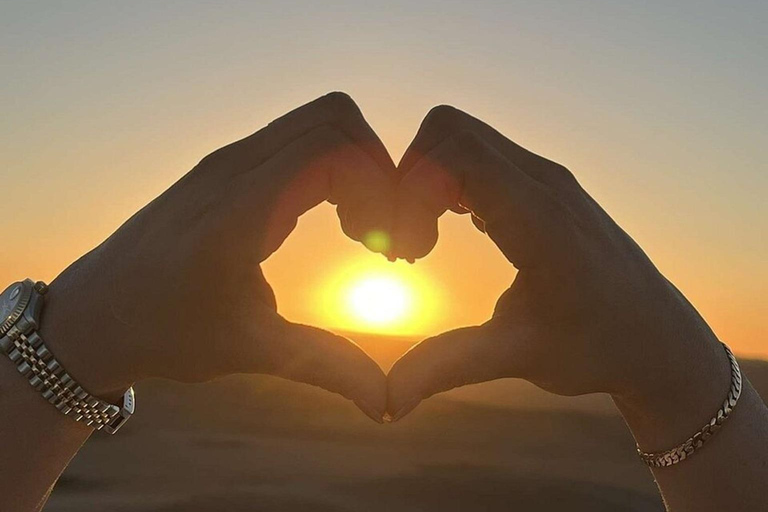 Marrakech: Quad nel deserto di Agafay con cena-spettacolo