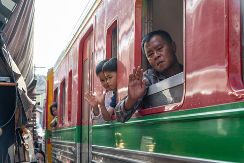 Bangkok: Maeklong Railway Market Tour with Chinese Driver