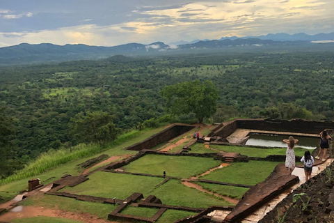 From Colombo: Dambulla, Sigiriya, and Jeep Safari Day Trip