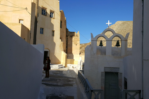 Santorini: Plate-Smashing Show & Fira Walking Tour