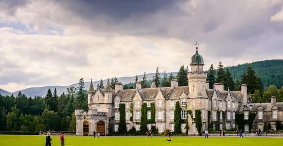 From Edinburgh: Royal Tour to Balmoral Castle & Scone Palace