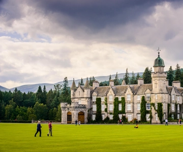Edinburgh: Balmoral Castle and Scone Palace Royal Tour