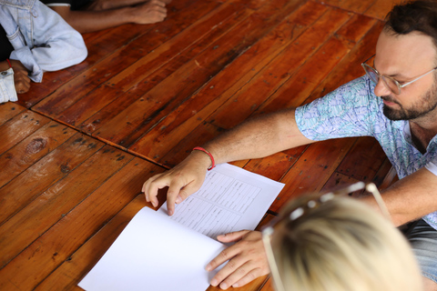 Maak etherische olie met een dorpsherbalist in de buurt van Phnom PenhMaak etherische olie met een kruidendokter in een dorpje bij Phnom Penh