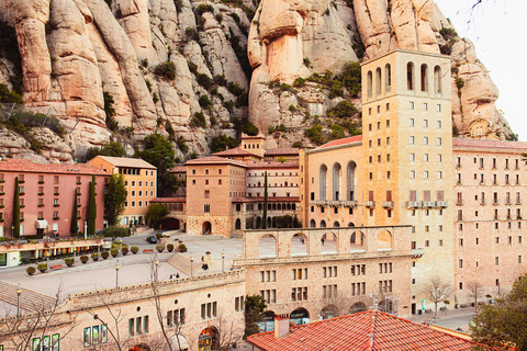 Vanuit Barcelona: Rondleiding door Montserrat met meerdere optiesMontserrat Tour met traditionele lunch en wijn