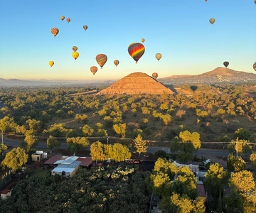 Inolvidable vuelo en globo sobre Teotihuacan y la cueva