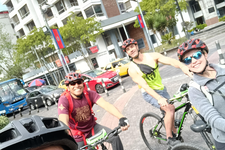 Quito: recorrido 360º en bicicletaQuito: recorrido 360º en bicicleta tour privado