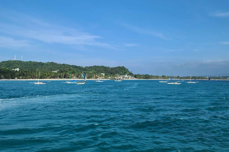 La mejor experiencia de fiesta en barco al atardecer en BoracayExperiencia de fiesta en yate al atardecer en Boracay