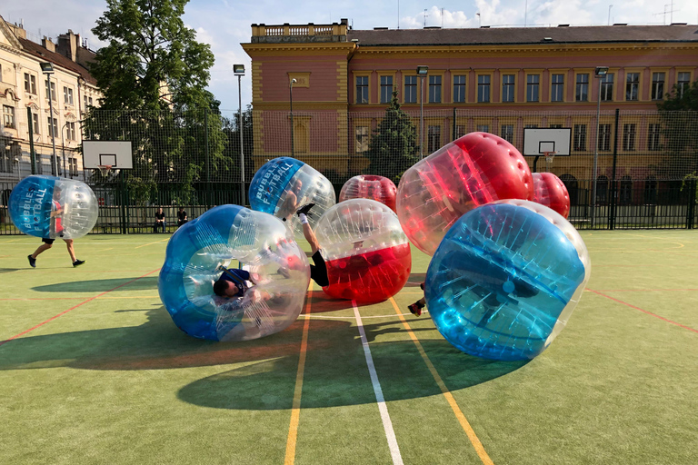 Praga: Futebol Bubbles no centro da cidade de Praga