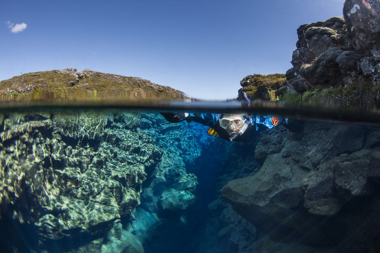 Excursão para grupos pequenos com snorkel no Círculo Dourado e SilfraGolden Circle &amp; Silfra Snorkeling Small Group Tour