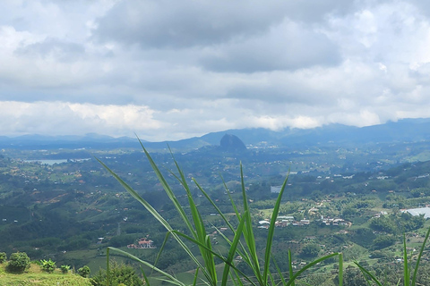 Depuis Medellin : Tour de Guatapé en voiture avec promenade sur le lac Wave Runner