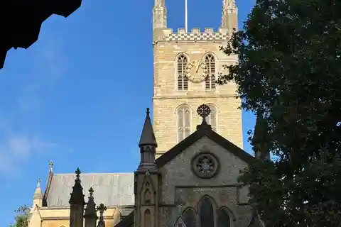ロンドン：サザークとタワーヒルガイドツアー