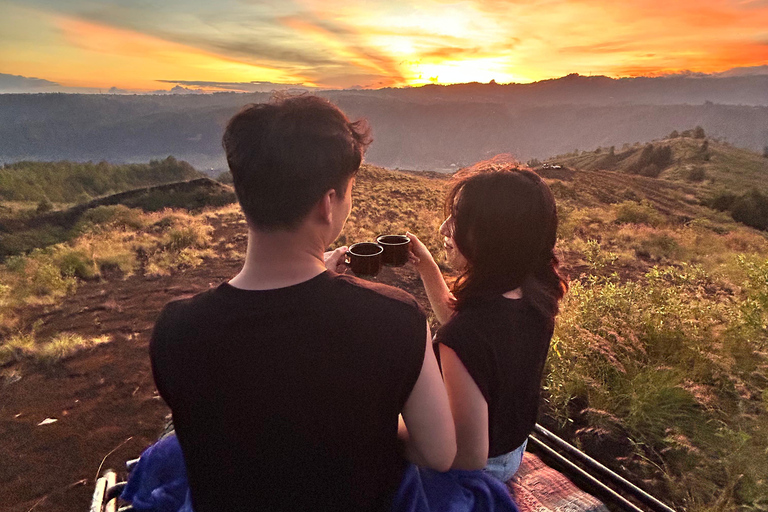 Jeep- och lavatur i solnedgången Bali Mount Batur