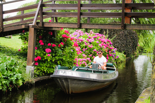 Giethoorn: 2 Hours 8 persons boat steeringwheel + cushions