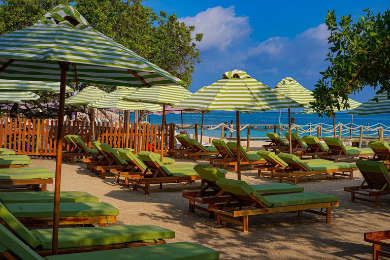 Cartagena: Rosario Islands Mantas Beach Club by Boat & Lunch VIP Beach Bed Experience