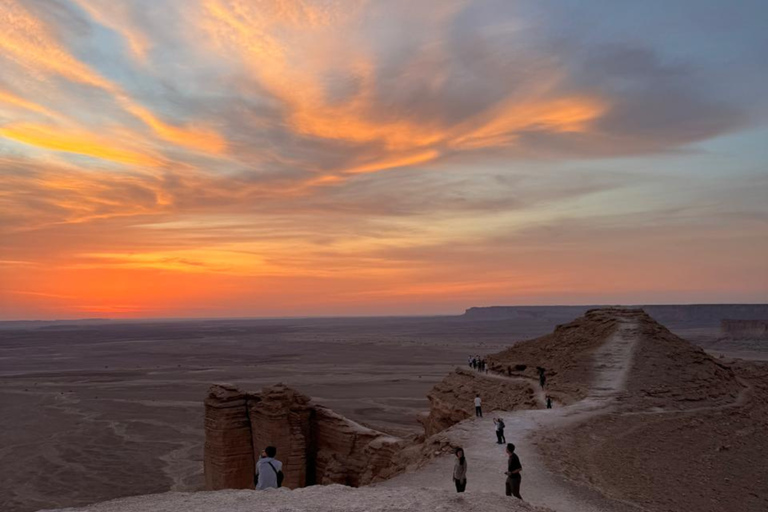 Riyadh: Edge of the World, Sadus Village & Bat Cave Tour Edge of the World, Sadus Village..etc(Private tour)