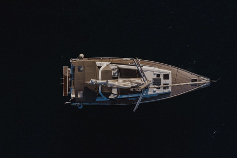 Santorini: Private Caldera Sailing Trip with Open Bar & Meal Private Sunset Trip