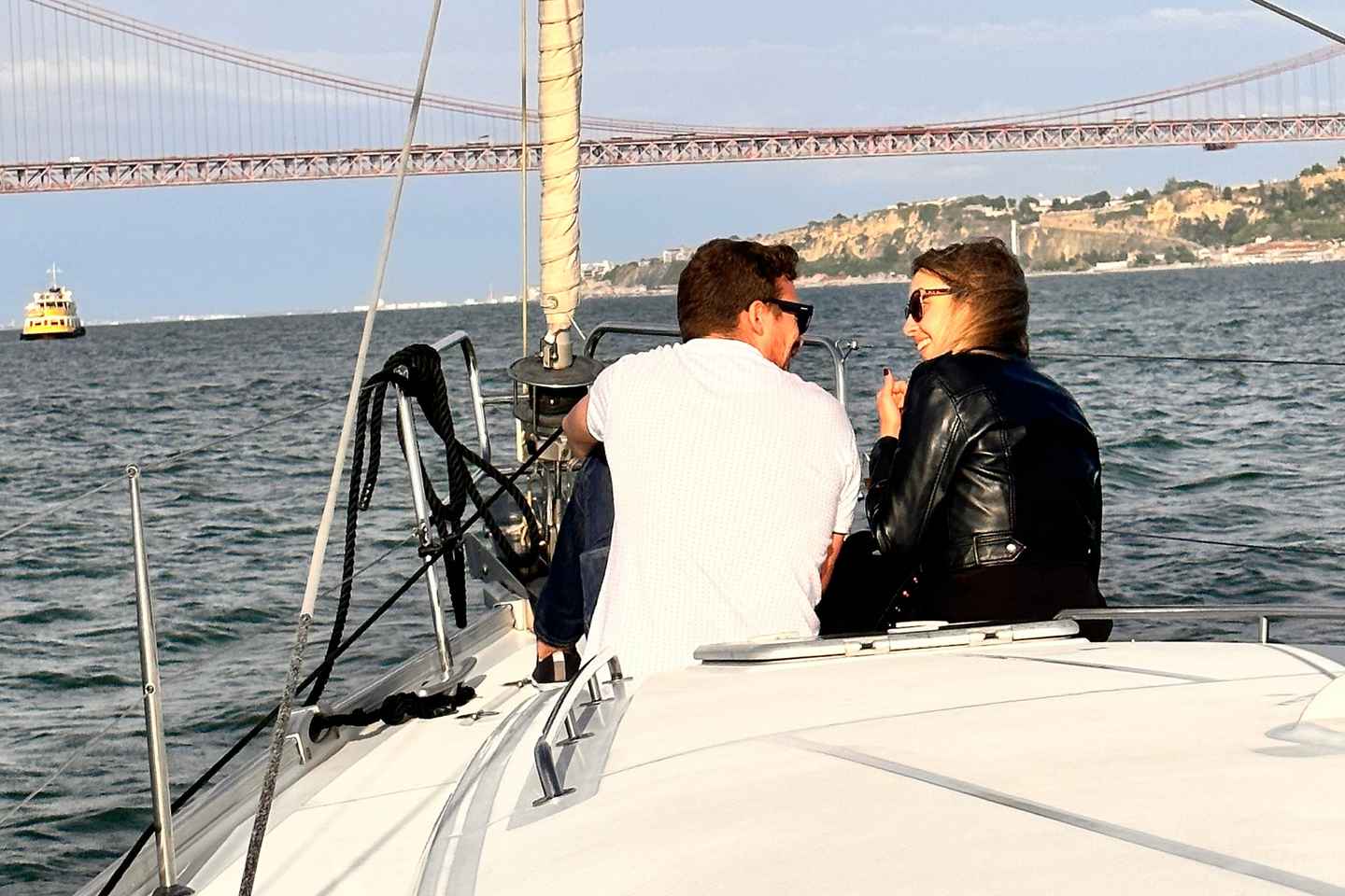 Lissabon: Romantische Sonnenuntergangs-Segeltour auf dem Tejo mit Wein und Tapas