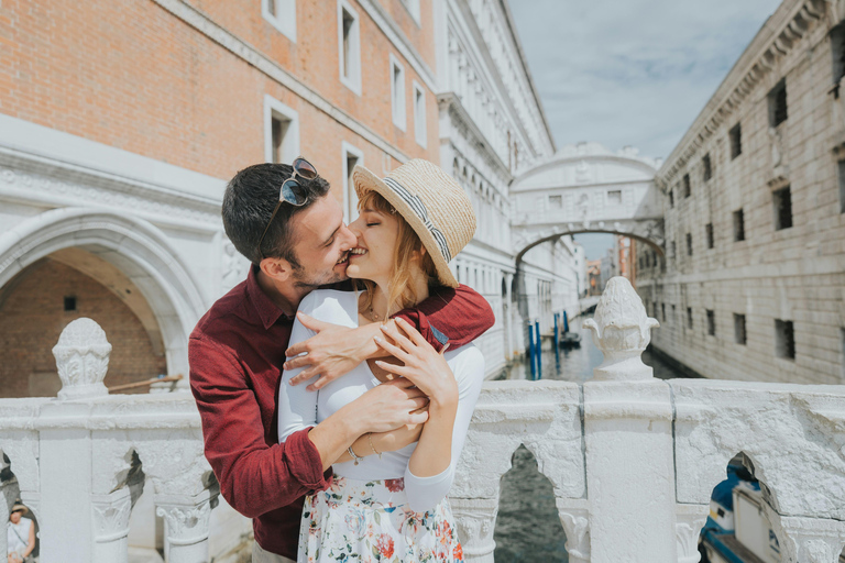 Venice: Photo Shoot with a Local Photographer and City Tour ELITE – 60 min | 50 photos + Gondola photos