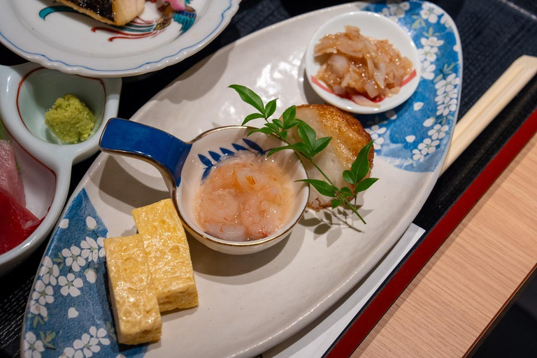 Kanazawa: Samurai and Geisha Culture Walking Tour with Lunch