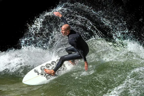 Eisbachwelle: Surf nel centro di Monaco - Germania