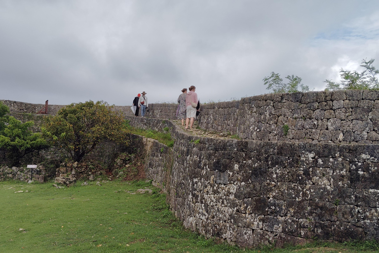 Okinawa: tour del castello di Nakagusuku, panorami e leggende (1,5 ore)Okinawa: tour panoramico e leggende del castello di Nakagusuku (1,5 ore)