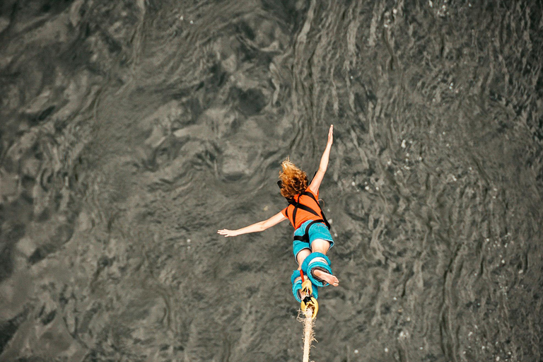 Saut à l&#039;élastique sur le pont des chutes Victoria