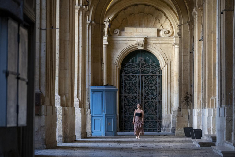 Valletta: Private Photoshoot in Old Town, Harbour & Gardens Standard: 20 photos | 30 mins