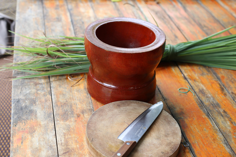Maak etherische olie met een dorpsherbalist in de buurt van Phnom PenhMaak etherische olie met een kruidendokter in een dorpje bij Phnom Penh