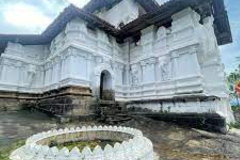 Kandy Heritage and Cultural Temple Tour