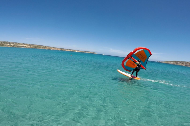 Mellieha: Introduzione al Wing Foiling (corso)Mellieha: Introduzione alla sventagliata d&#039;ala