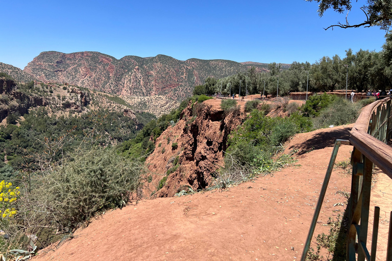 Z Marrakeszu: wodospady Ouzoud z lokalnym przewodnikiem i rejsemUdostępnij Wycieczka Marrakesz: Wodospady Ouzoud z przewodnikiem i rejs statkiem